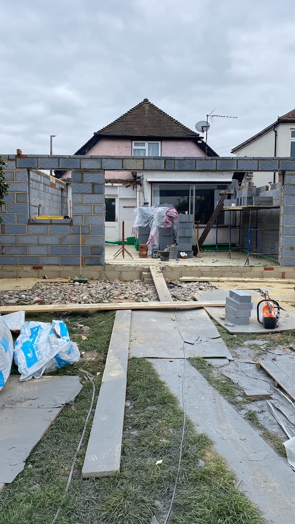 Blockwork walls going up on the rear extension