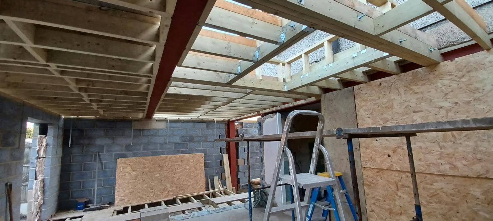 Roof structure with the rooflight openings framed