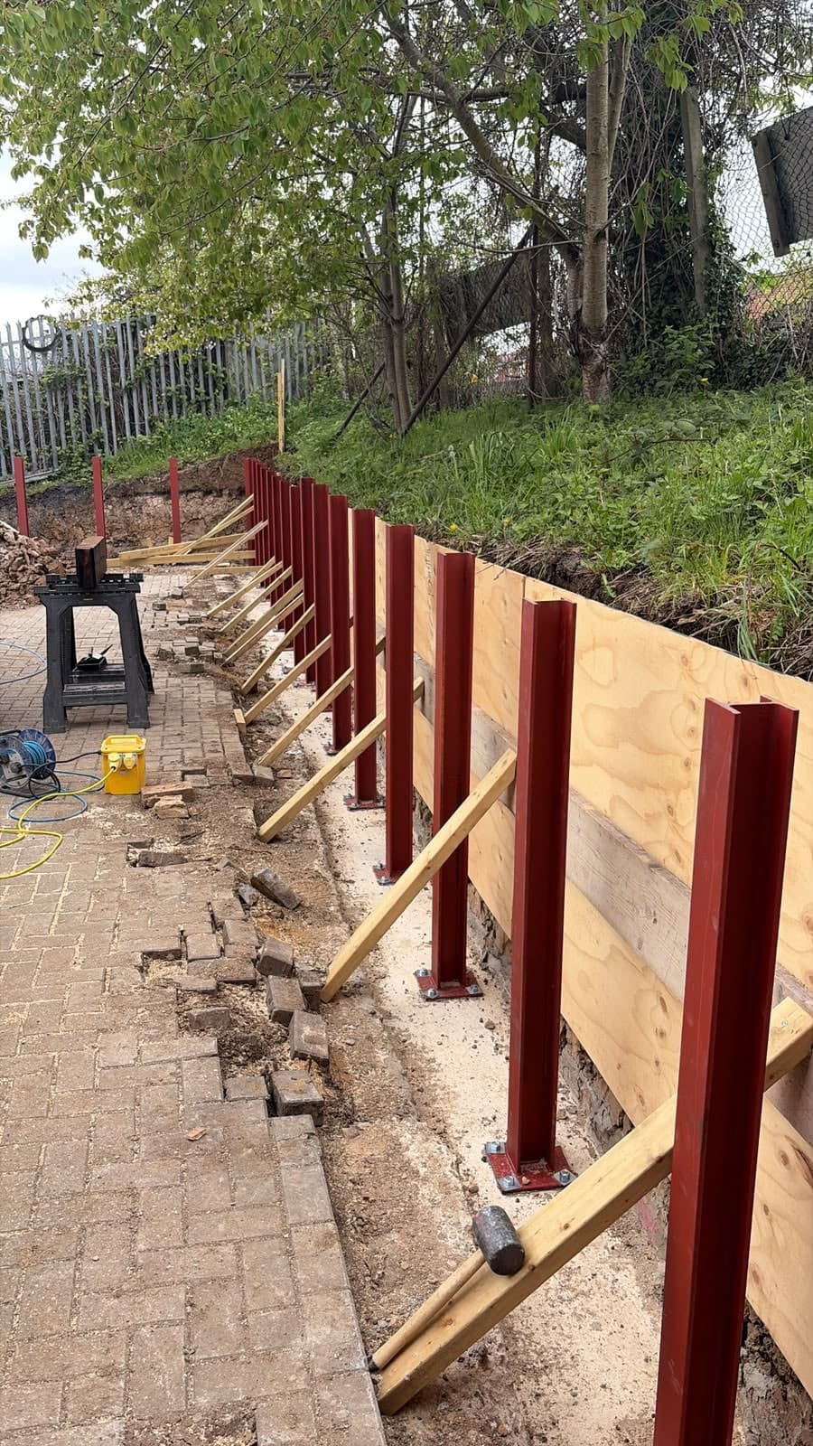 Steel uprights for the retaining wall