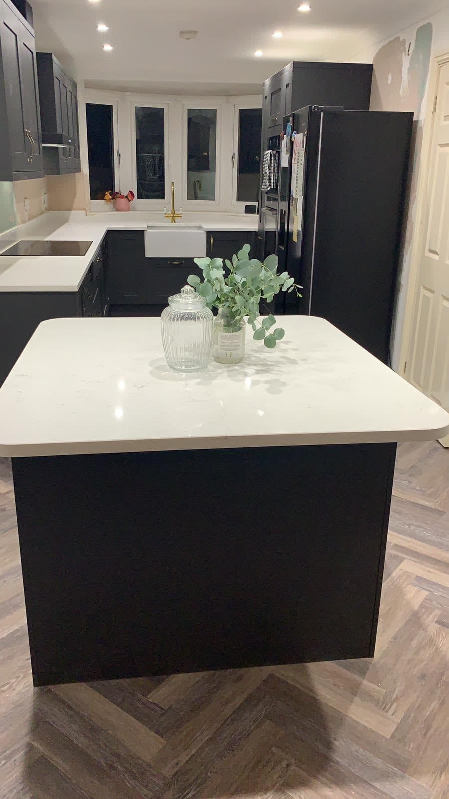 Island in the dark gloss kitchen