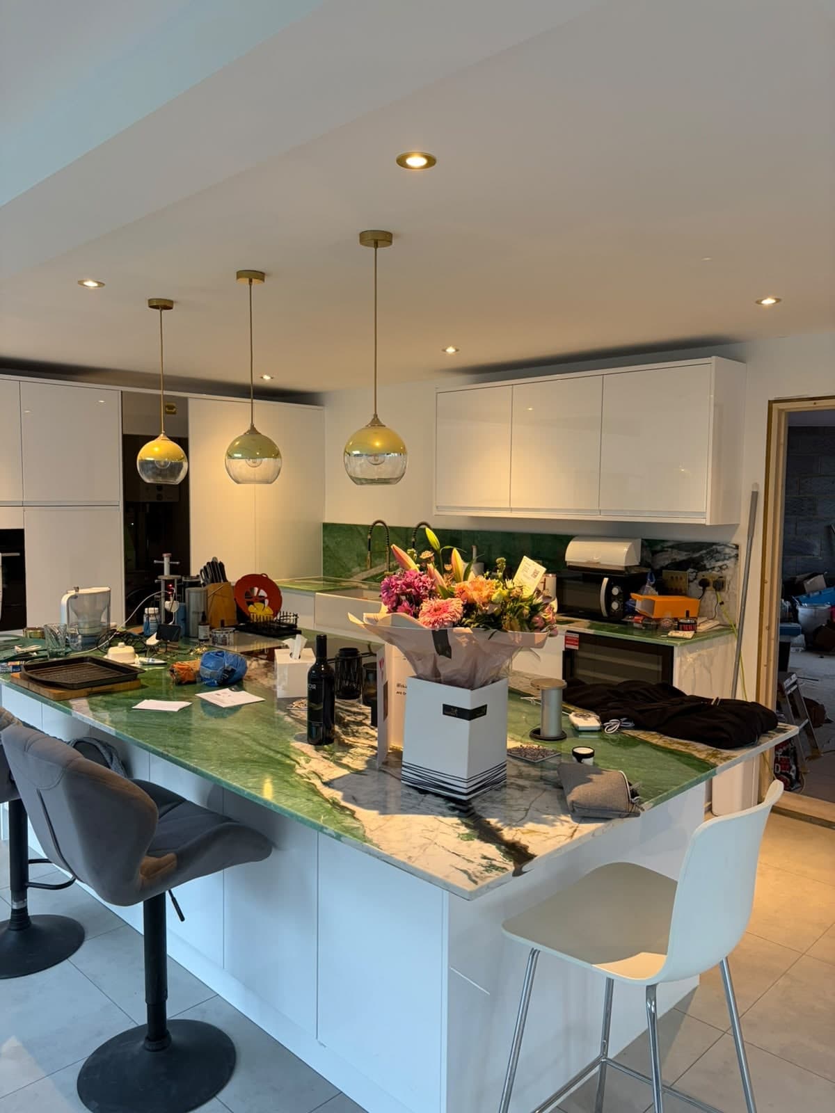Island with breakfast bar in the white gloss kitchen